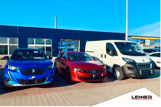 VFasáda téměř hotová, na showroomu probíhá stěhování a finální úpravy, první předváděcí a skladové vozy najíždějí.☺️ Každý den jedeme na plno 💪 #LennerMotors #Peugeot #Peugeotcz #Říčany