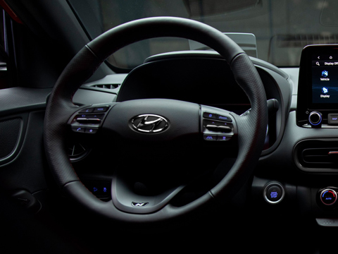 Volant zcela nové výbavy Hyundai Kona N Line kombinuje pohodlí a eleganci.