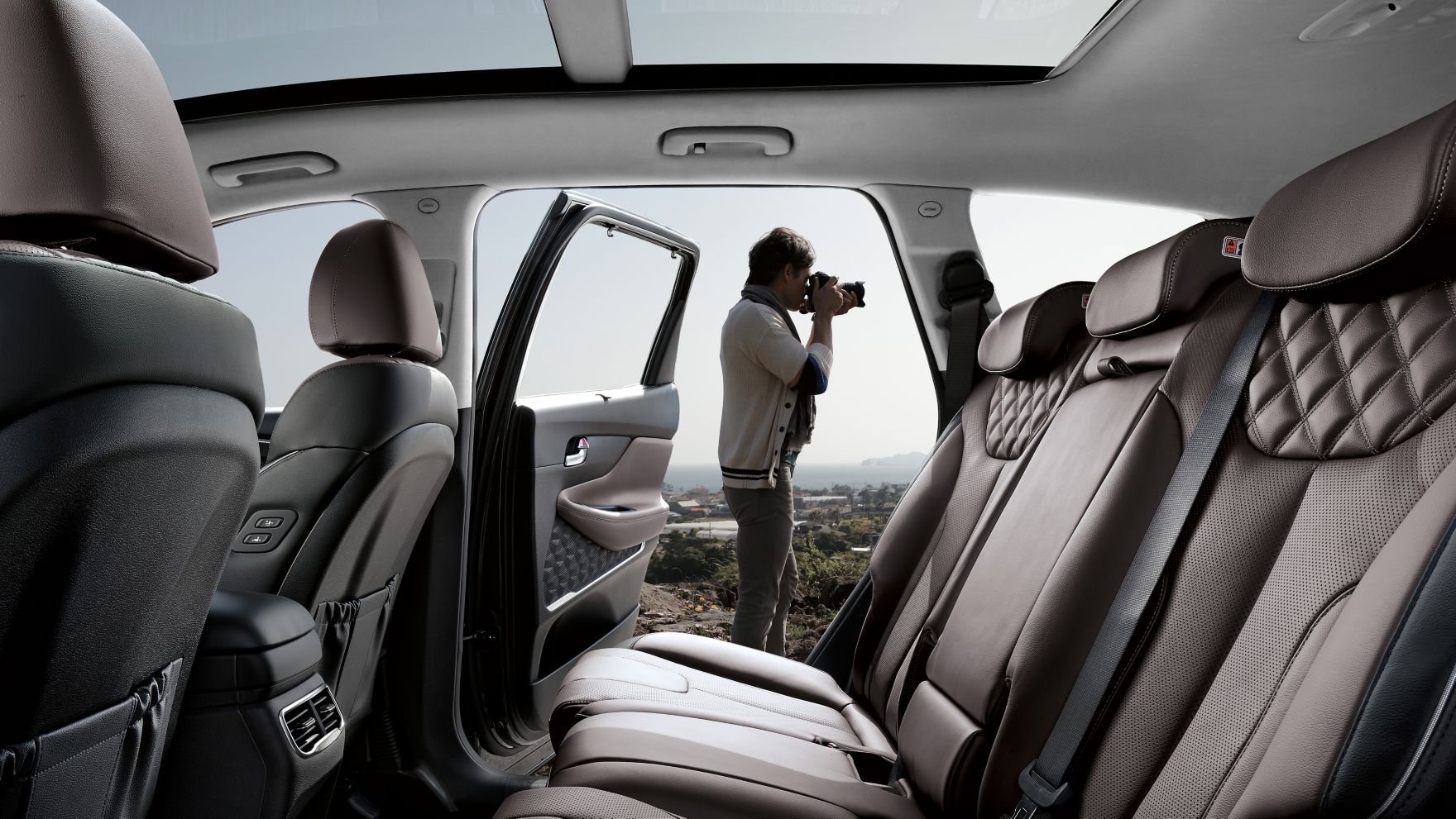 Pohled do interiéru nového sedmimístného SUV Hyundai Santa Fe Plug-in Hybrid se sklopenými zadními sedadly.